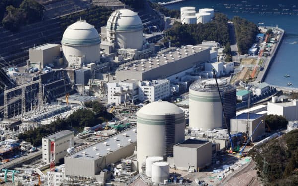 関西電力の高浜原子力発電所。手前左から1号機、2号機と奥左から3号機、4号機(福井県高浜町)