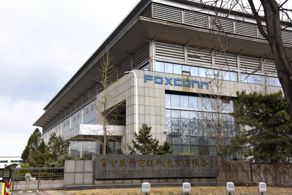 鴻海は脱中国を急ぎ、ベトナム投資を加速している(北京市)=AP