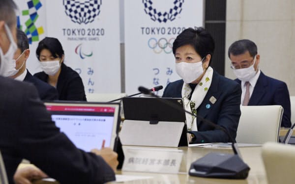 東京都の新型コロナウイルス感染症対策本部会議で発言する小池都知事(25日、都庁)