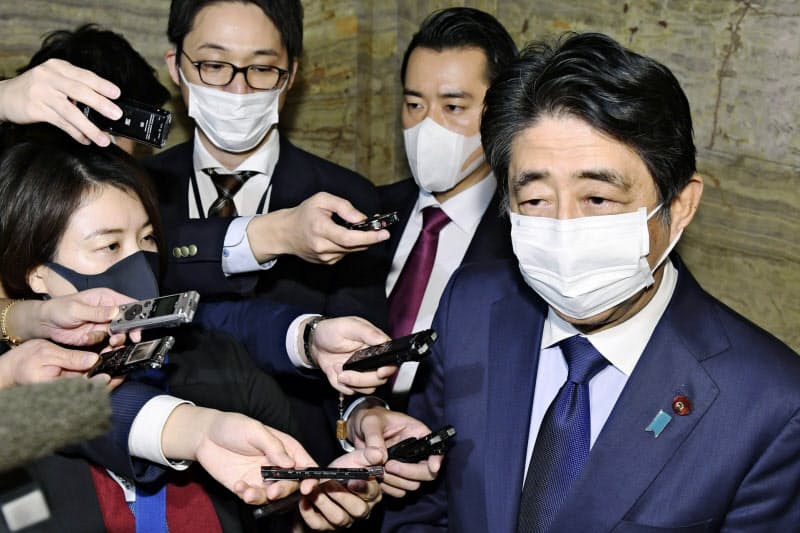 秘書らが東京地検特捜部の聴取を受けたことに関し、記者の質問に答える安倍前首相=共同 秘書らが東京地検特捜部の聴取を受けたことに関し、記者の質問に答える安倍前首相=共同