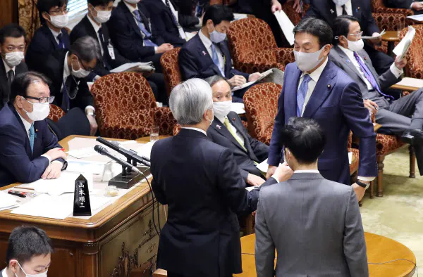 参院予算委で自身の答弁を巡りたびたび野党が反発、協議を見守る菅首相(25日)