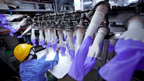 トップ・グローブの製造現場は外国人労働者に依存する状況が続いている=AP