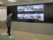 大画面モニターを主要拠点と常時接続し、コミュニケーションを促す 大画面モニターを主要拠点と常時接続し、コミュニケーションを促す