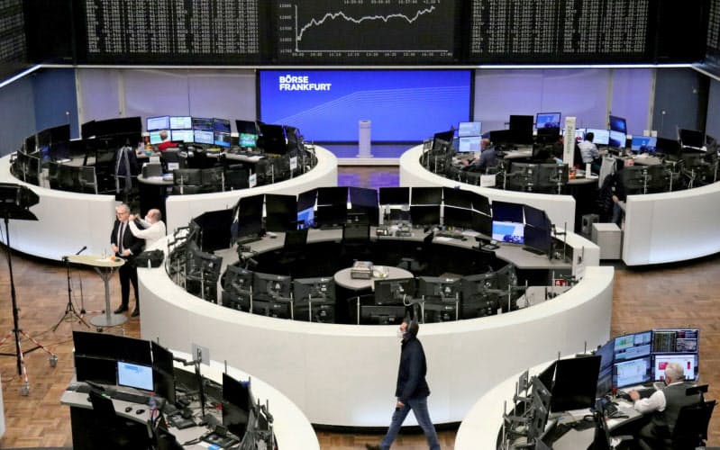 欧州でもワクチン期待が株価を押し上げている(独フランクフルト証券取引所)=ロイター 欧州でもワクチン期待が株価を押し上げている(独フランクフルト証券取引所)=ロイター