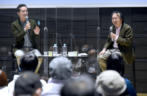 危機の時代 空想羽ばたく 民博教授 作家 対談 日本経済新聞 危機の時代 空想羽ばたく 民博教授 作家 対談 日本経済新聞