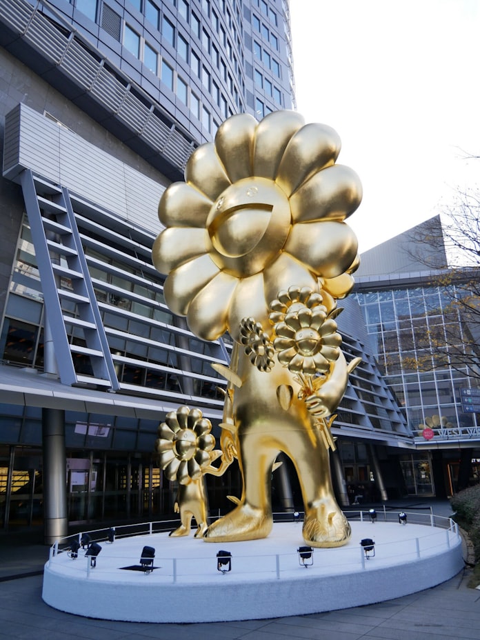 新型コロナ 六本木ヒルズに黄金の巨大像 村上隆氏デザイン 日本経済新聞 新型コロナ 六本木ヒルズに黄金の巨大像 村上隆氏デザイン 日本経済新聞