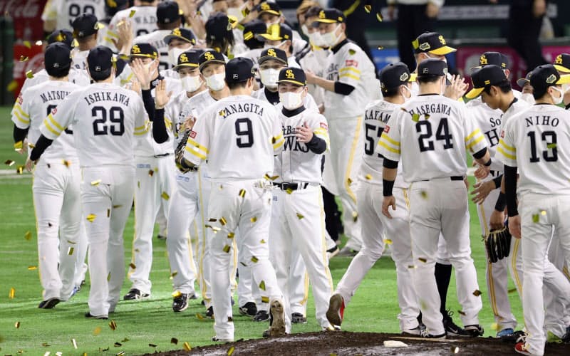 プロ野球日本シリーズで4年連続の日本一に輝き、ナインをねぎらうソフトバンクの工藤監督(中央)=25日、福岡市のペイペイドーム プロ野球日本シリーズで4年連続の日本一に輝き、ナインをねぎらうソフトバンクの工藤監督(中央)=25日、福岡市のペイペイドーム
