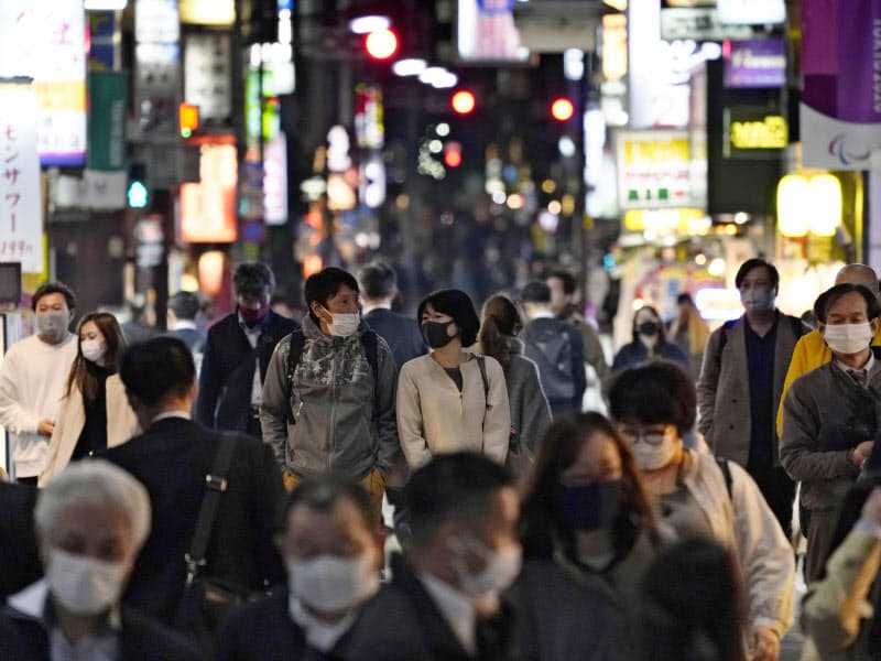 東京・新橋の繁華街をマスク姿で歩く人たち(26日夜)=共同 東京・新橋の繁華街をマスク姿で歩く人たち(26日夜)=共同
