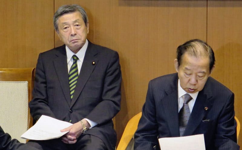 自民党の役員会で二階幹事長(右)の後ろに座る林幹事長代理
自民党の役員会で二階幹事長(右)の後ろに座る林幹事長代理