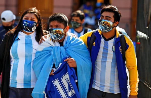 マラドーナ氏への弔問のため、大統領府には多くのアルゼンチン国民が訪れた(26日、ブエノスアイレス)=ロイター