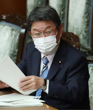 参院本会議で答弁に臨む茂木外相(27日)
