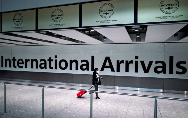 ロンドン・ヒースロー空港の国際線到着場=ロイター ロンドン・ヒースロー空港の国際線到着場=ロイター