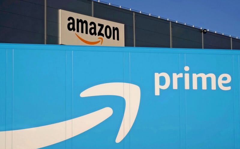新型コロナウイルスの影響でオンラインショッピングの利用が増えている(2019年、フランス北部のアマゾン・ドット・コムの流通拠点=ロイター 新型コロナウイルスの影響でオンラインショッピングの利用が増えている(2019年、フランス北部のアマゾン・ドット・コムの流通拠点=ロイター