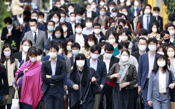 マスク姿で通勤する人たち(10月、東京都中央区)