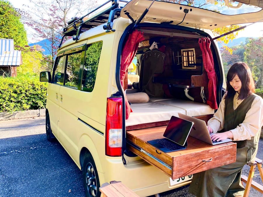 身軽にバンライフ コロナ下 小型の車で仕事も旅も 日本経済新聞