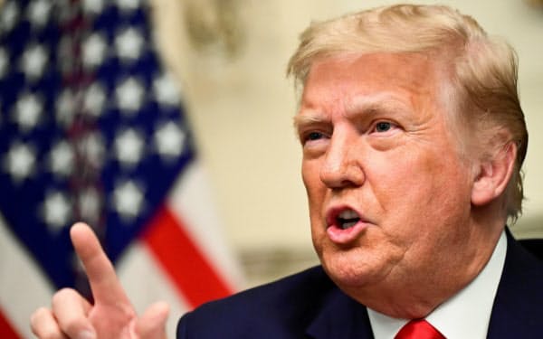 トランプ大統領はバイデン氏の当選確実後、初めて記者団の質問に答えた(26日、ホワイトハウス)=ロイター