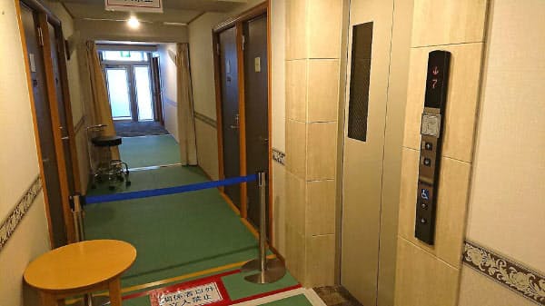 宿泊療養施設として利用が始まった東横イン函館駅前大門の館内（北海道函館市）=北海道渡島総合振興局提供