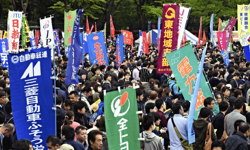 コロナ以前は集会にも活気があった（2019年４月、東京・代々木公園で開いた第90回メーデー中央大会）
