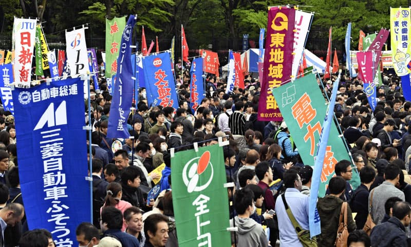 コロナ以前は集会にも活気があった(2019年4月、東京・代々木公園で開いた第90回メーデー中央大会) コロナ以前は集会にも活気があった(2019年4月、東京・代々木公園で開いた第90回メーデー中央大会)
