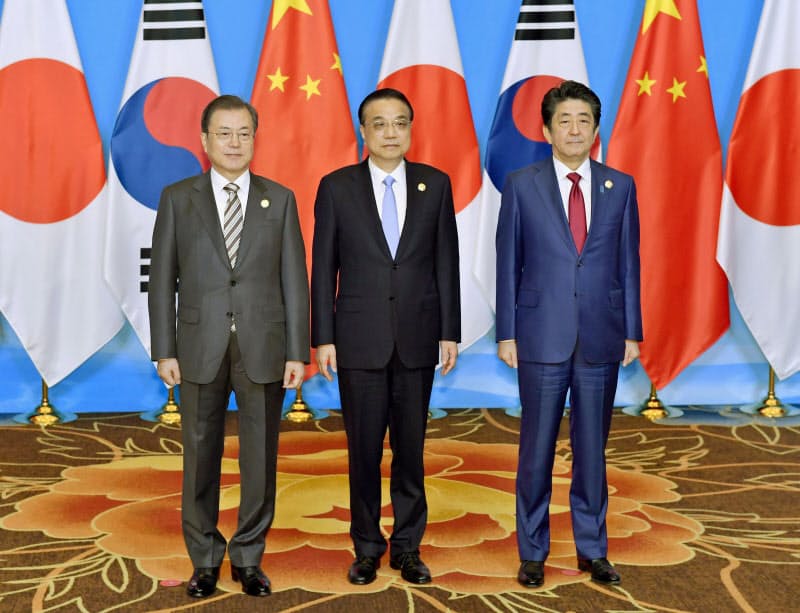 日中韓首脳会談の年内開催のめどが立たない(2019年の日中韓首脳会談、中国・成都)=共同 日中韓首脳会談の年内開催のめどが立たない(2019年の日中韓首脳会談、中国・成都)=共同