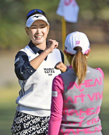 原英莉花が首位堅持、西村2位 リコー杯女子ゴルフ第3日 - 日本経済新聞