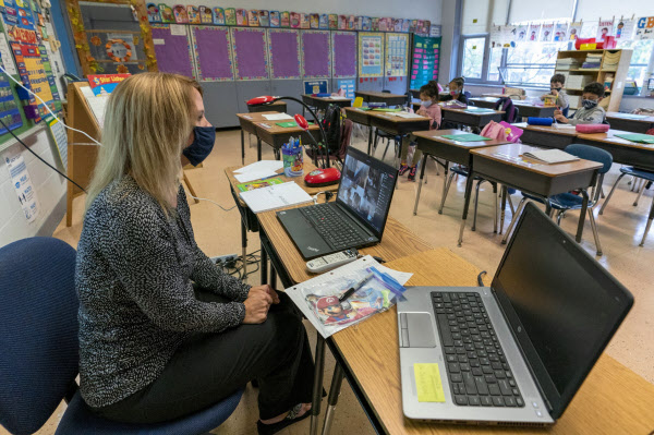 ニューヨーク市は小学校の対面授業の再開を決めた=AP