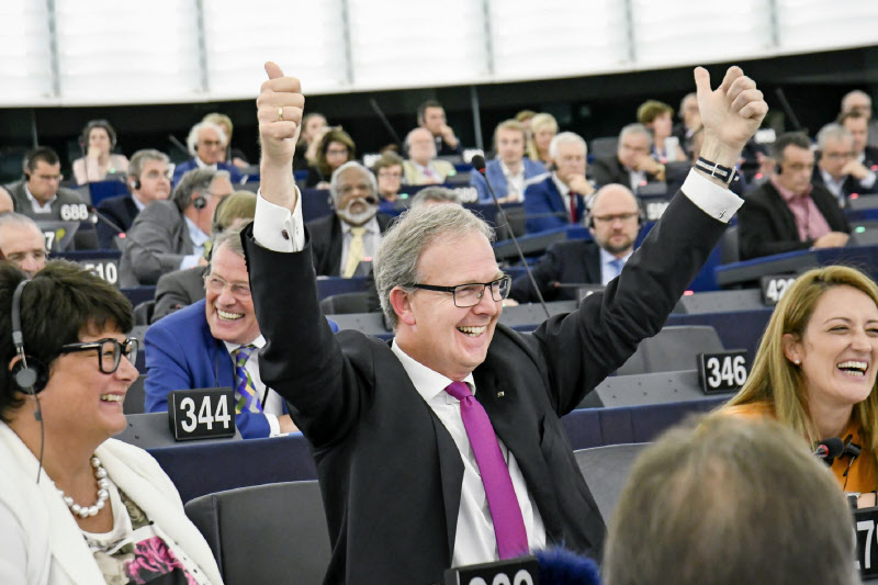 EU著作権改革案の可決を喜ぶ欧州議会の法案責任者(仏ストラスブールの欧州議会、18年9月)=欧州議会提供 EU著作権改革案の可決を喜ぶ欧州議会の法案責任者(仏ストラスブールの欧州議会、18年9月)=欧州議会提供