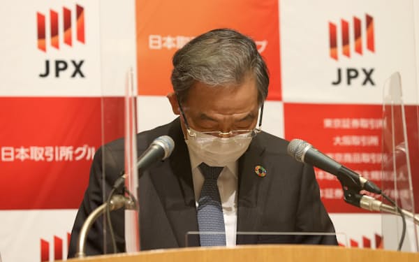 記者会見で謝罪の言葉を述べる日本取引所グループの清田CEO(30日、東証)