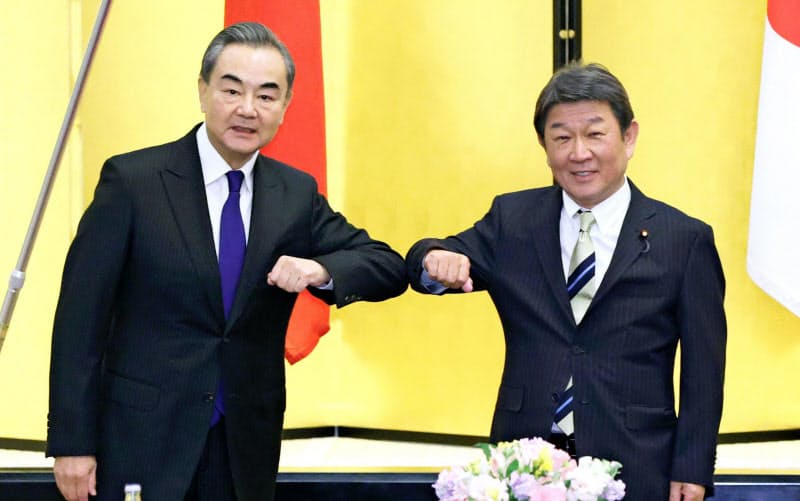 会談を前に肘タッチを交わす中国の王毅国務委員兼外相(左)と茂木外相(11月24日午後、東京都港区の飯倉公館)=代表撮影・共同 会談を前に肘タッチを交わす中国の王毅国務委員兼外相(左)と茂木外相(11月24日午後、東京都港区の飯倉公館)=代表撮影・共同
