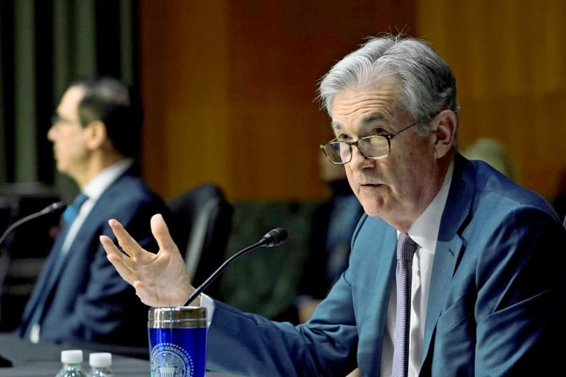 議会公聴会で発言するパウエルFRB議長(1日、ワシントン)=ロイター 議会公聴会で発言するパウエルFRB議長(1日、ワシントン)=ロイター