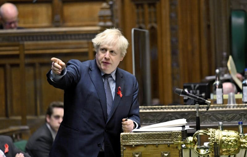 ジョンソン首相のコロナ対策に与党内からも反発が強まる(1日、ロンドンの英下院)=ロイター ジョンソン首相のコロナ対策に与党内からも反発が強まる(1日、ロンドンの英下院)=ロイター