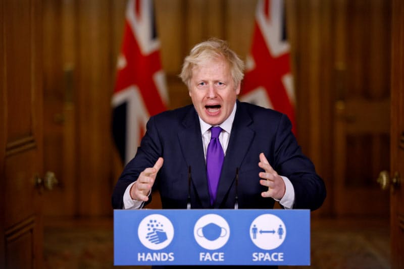 記者会見するジョンソン英首相(2日、ロンドン)=ロイター 記者会見するジョンソン英首相(2日、ロンドン)=ロイター