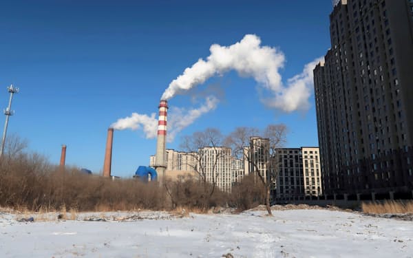中国は環境保護団体から石炭消費量を巡って批判されてきた（黒竜江省ハルビン市の石炭を使った暖房関連施設）=ロイター
