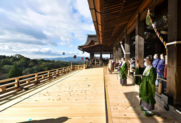 清水寺 創建当初の姿に 屋根と舞台板工事終え法要 日本経済新聞