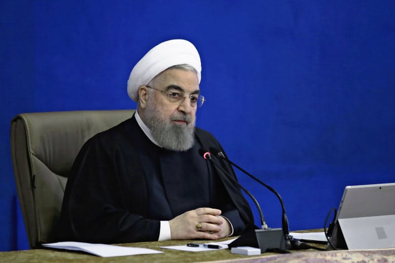 2日の閣議に出席したロウハニ大統領(イラン大統領府提供)=AP 2日の閣議に出席したロウハニ大統領(イラン大統領府提供)=AP