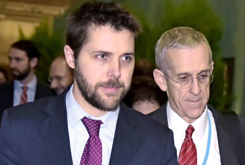 バイデン氏に国家経済会議(NEC)委員長に指名されたブライアン・ディーズ氏(左、2015年12月、パリ)=ロイター バイデン氏に国家経済会議(NEC)委員長に指名されたブライアン・ディーズ氏(左、2015年12月、パリ)=ロイター