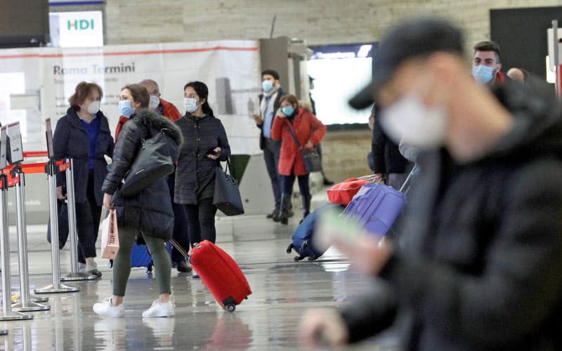 ローマ中央駅構内を行き交うマスク姿の人たち(2日)=ロイター ローマ中央駅構内を行き交うマスク姿の人たち(2日)=ロイター