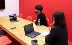 西武信金は2021年3月末までオンラインでの商談仲介フェアを開いている(商談する企業担当者(左)と支援する信金職員) 西武信金は2021年3月末までオンラインでの商談仲介フェアを開いている(商談する企業担当者(左)と支援する信金職員)