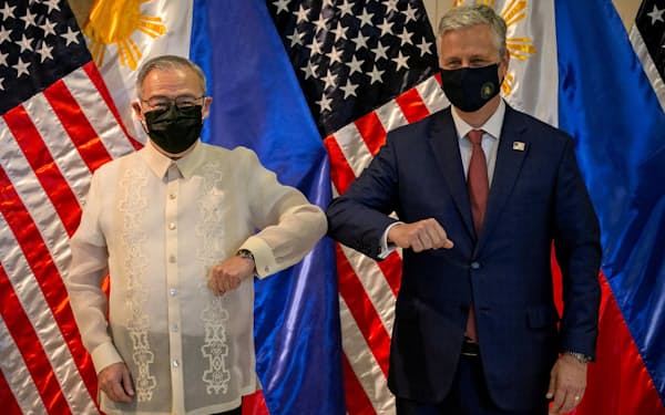マニラを訪問したオブライエン米大統領補佐官(右)とフィリピンのロクシン外相（11月23日）=ロイター