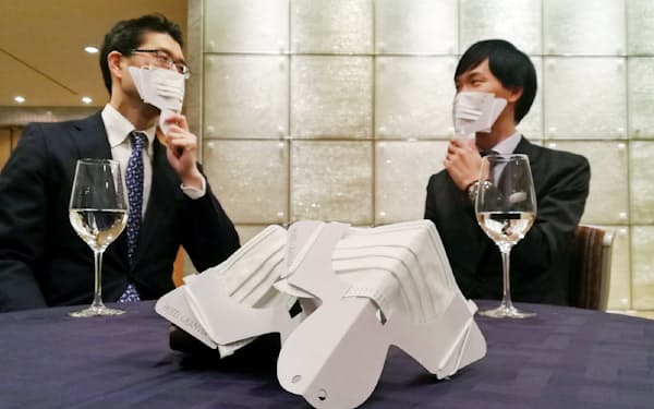 ホテルグランヴィア京都の宴会場では「手持ちマスク」で感染を防止する（11月、京都市）