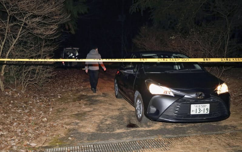 東京都豊島区の女性の遺体が遺棄されたとみられる栃木県那須町の山中で、捜索のため集まった警視庁の捜査員ら(5日午後10時15分)=共同 東京都豊島区の女性の遺体が遺棄されたとみられる栃木県那須町の山中で、捜索のため集まった警視庁の捜査員ら(5日午後10時15分)=共同