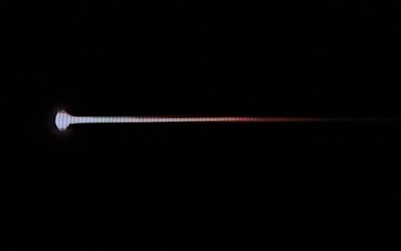 大気圏に突入し、明るく光る「はやぶさ2」が投下したカプセル(6日未明)=モニター画面より 大気圏に突入し、明るく光る「はやぶさ2」が投下したカプセル(6日未明)=モニター画面より