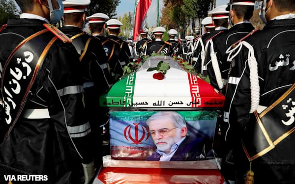 暗殺されたイランの核科学者ファクリザデ氏のひつぎを運ぶ兵士ら(テヘラン、11月30日)=ロイター