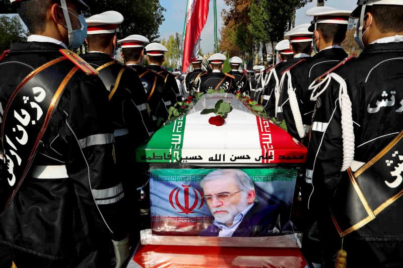 暗殺されたイランの核科学者ファクリザデ氏のひつぎを運ぶ兵士ら(テヘラン、11月30日)=ロイター 暗殺されたイランの核科学者ファクリザデ氏のひつぎを運ぶ兵士ら(テヘラン、11月30日)=ロイター