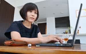 自宅でリモートワークをする大丸松坂屋百貨店の小関紗都美さん(埼玉県内) 自宅でリモートワークをする大丸松坂屋百貨店の小関紗都美さん(埼玉県内)