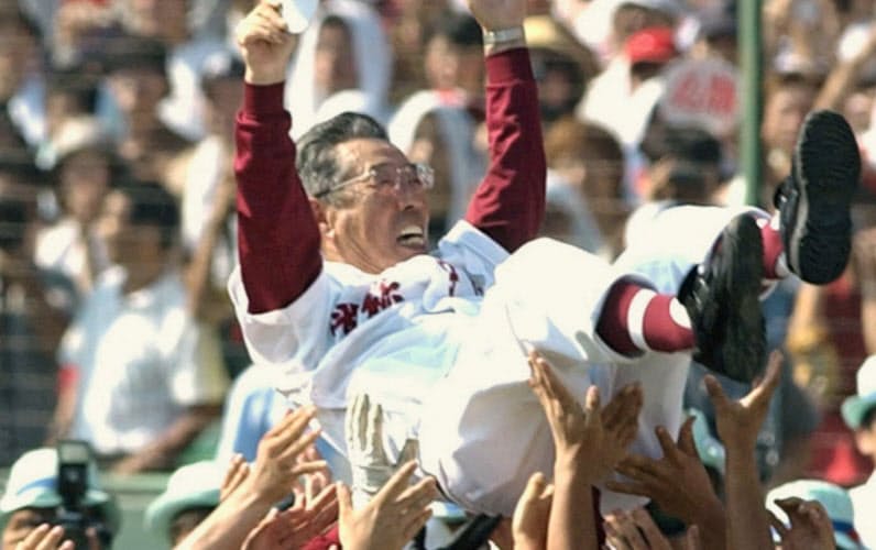 2003年の夏の甲子園大会で常総学院高を初優勝に導き、選手から胴上げされる木内監督=共同 2003年の夏の甲子園大会で常総学院高を初優勝に導き、選手から胴上げされる木内監督=共同