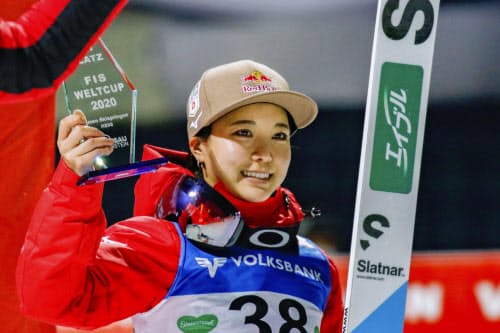 高梨 開幕戦で3位 スキーw杯ジャンプ女子 写真 共同 日本経済新聞 高梨 開幕戦で3位 スキーw杯ジャンプ女子 写真 共同 日本経済新聞