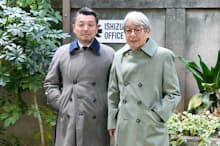 石津謙介さんから受け継いだコートを着用する息子の祥介さん(右)と孫の塁さん