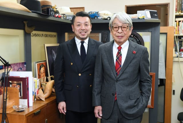 タイドアップしたスタイルで並ぶ石津祥介さん（右）と塁さん。チェック柄のネクタイをスーツに合わせて遊ぶ