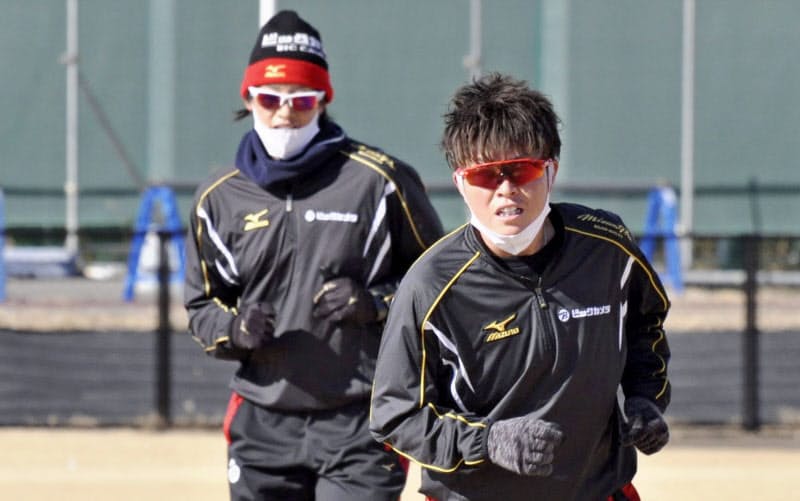ソフトボール日本リーグのビックカメラ高崎に移籍し、上野由岐子(左)と練習する藤田倭(7日、群馬県高崎市)=共同 ソフトボール日本リーグのビックカメラ高崎に移籍し、上野由岐子(左)と練習する藤田倭(7日、群馬県高崎市)=共同